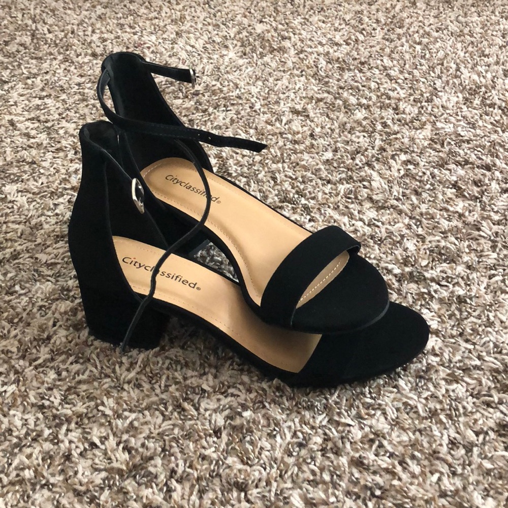 BRAND NEW Strappy Heel Black